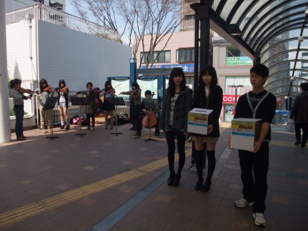東日本大震災で被災された方への義援金を募る呼び掛けと演奏